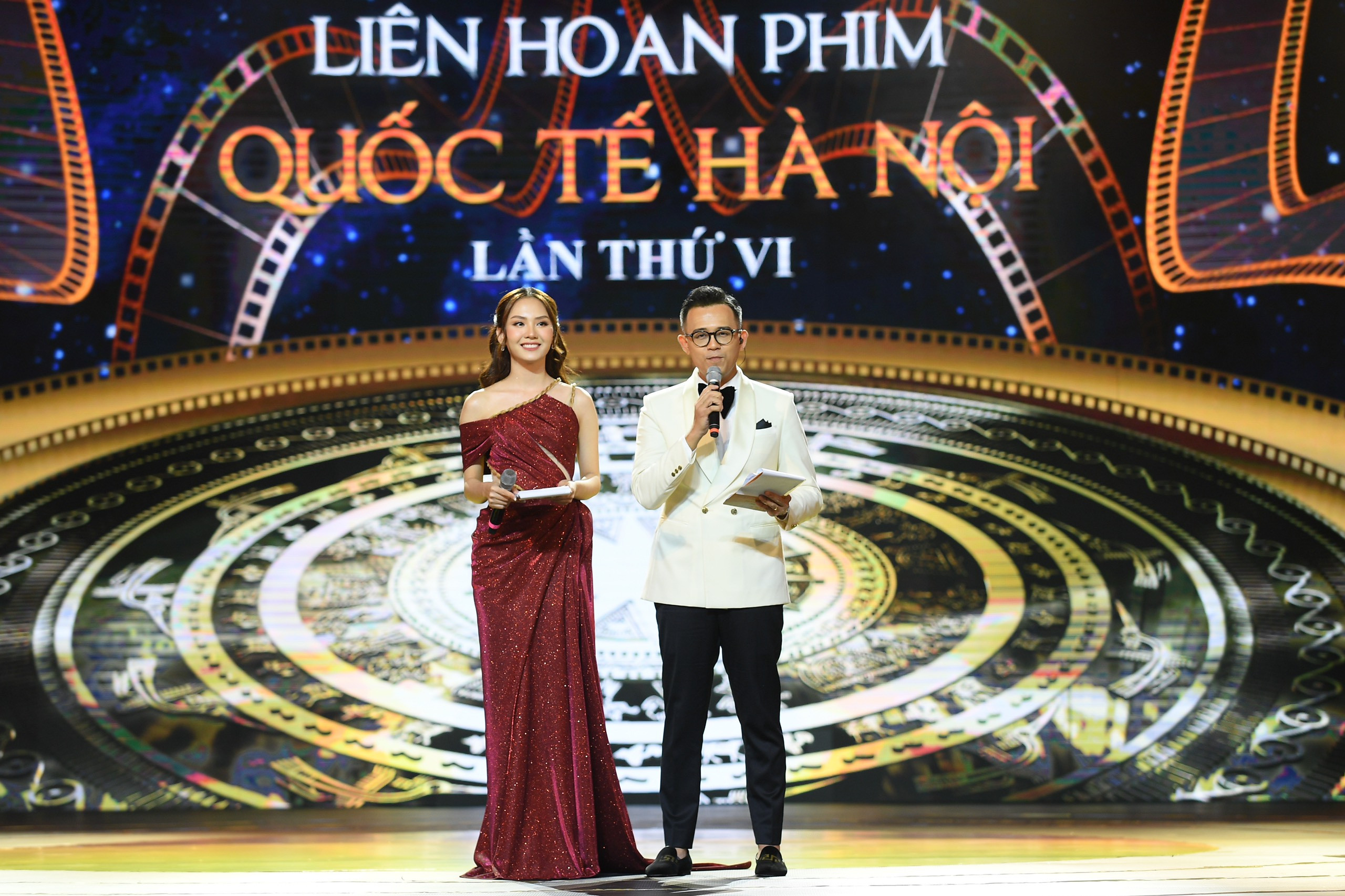 Diễn viên Lan Phương diện đầm công chúa dự bế mạc LHP Quốc tế Hà Nội