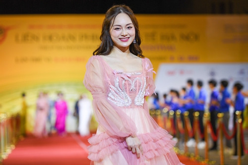 Diễn viên Lan Phương, Hoa hậu Mai Phương xinh đẹp dự lễ bế mạc LHP quốc tế