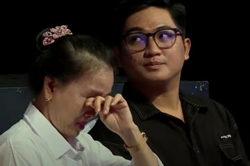 Mẹ bật khóc trong buổi hẹn hò của con trai và cô gái miền Tây