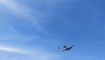 Khoảnh khắc máy bay ném bom va chạm với chiến cơ trên không tại Mỹ