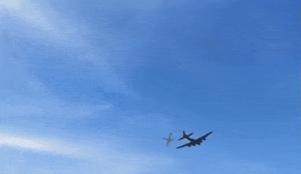 Khoảnh khắc máy bay ném bom va chạm với chiến cơ trên không tại Mỹ