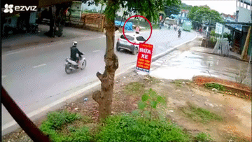 Nóng trên đường: Cô gái trẻ sang đường khiến loạt ô tô xe máy va chạm liên hoàn