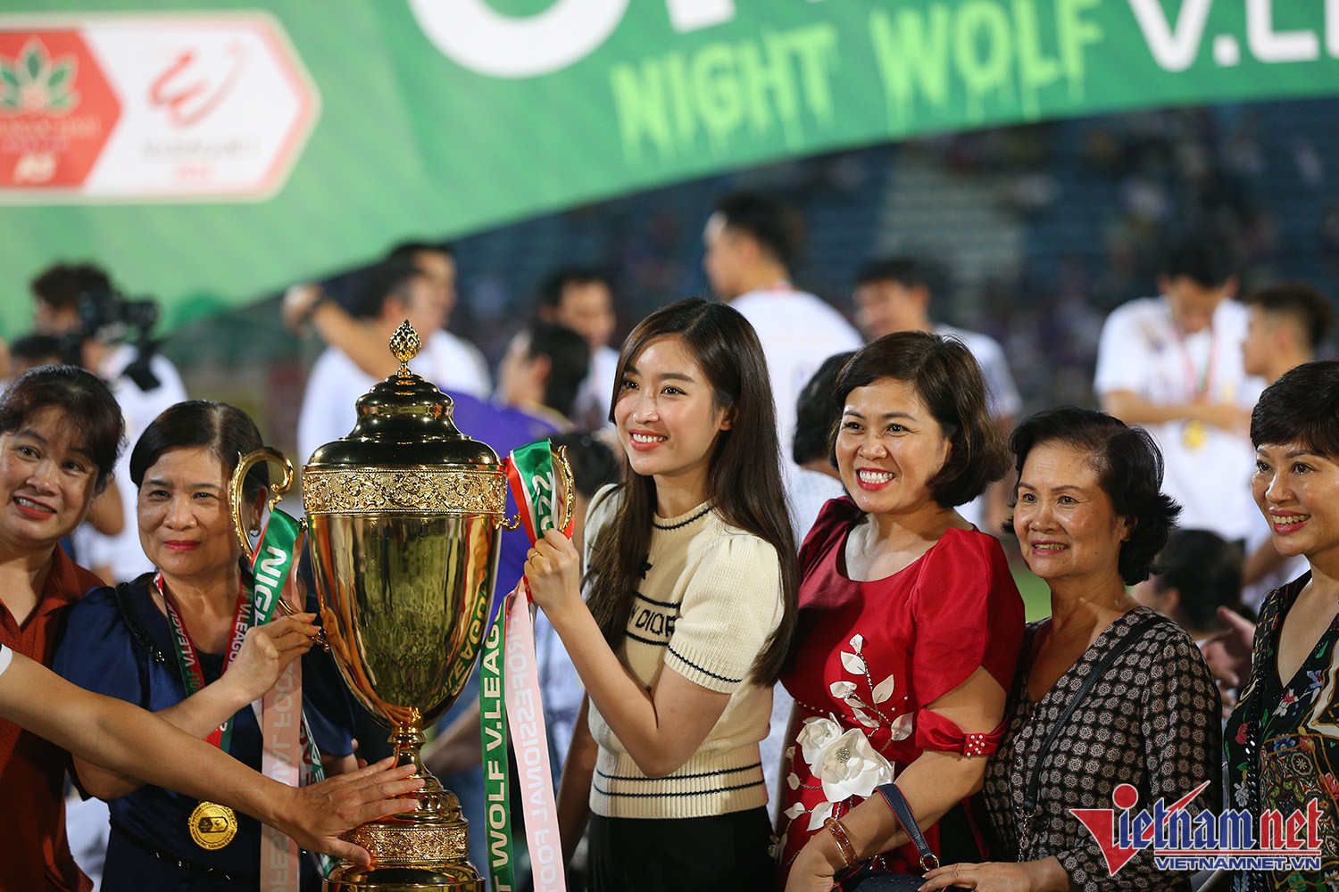 Hoa hậu Đỗ Mỹ Linh cùng ông xã Chủ tịch Hà Nội FC 'ẵm' cúp vô địch V-League