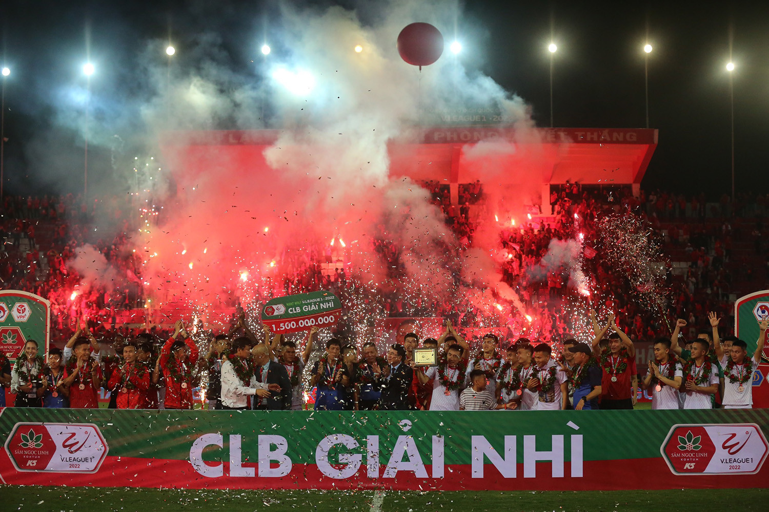 Lạch Tray 'vỡ sân', Hải Phòng ăn mừng như vô địch V-League