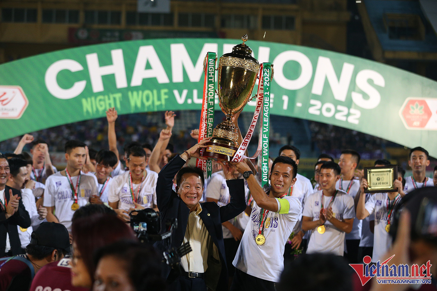 Bầu Hiển cùng Hà Nội FC nâng cao cúp vô địch thứ 6 lịch sử