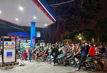Hanoi's motorists queue at midnight to fill up