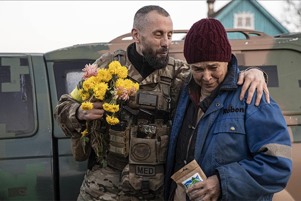 Người dân Kherson xúc động tặng hoa binh lính Ukraine trong tiếng đạn pháo