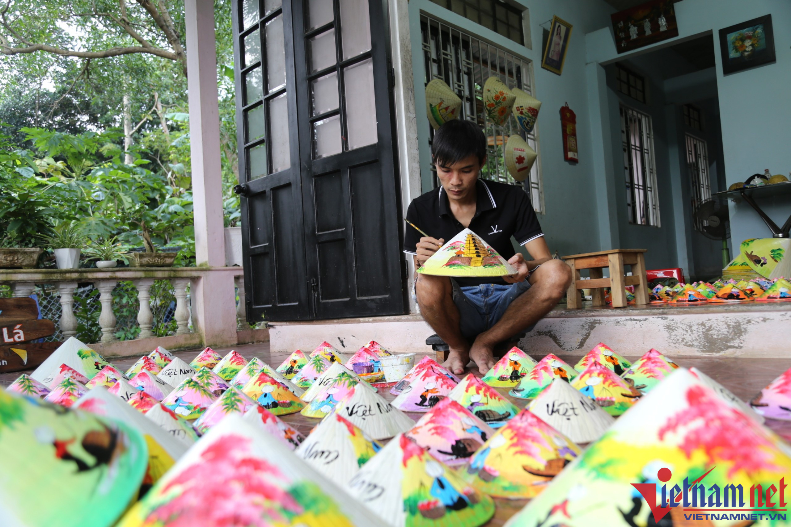 Chàng Trai Huế 9X 'Thổi' Hồn Quê Lên Nón Lá Để Quảng Bá Du Lịch