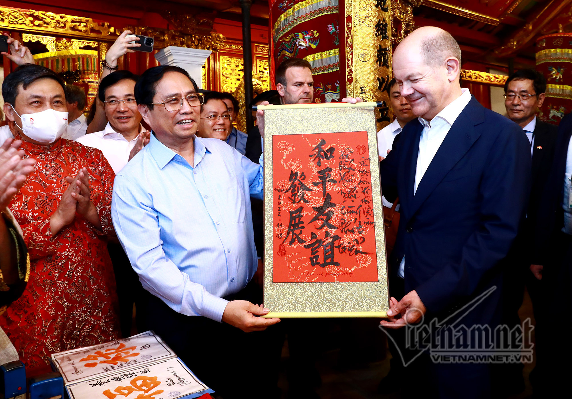 Thủ tướng Đức được tặng 3 món quà đặc biệt khi dạo phố Hà Nội