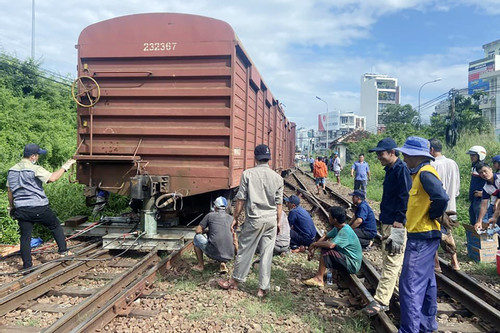 Đường sắt Bắc - Nam gián đoạn do tàu hàng trật bánh