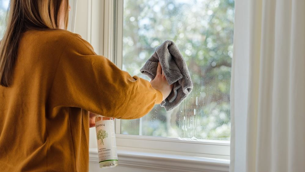 Lau cửa sổ, người phụ nữ Hà Nội tuột tay rơi từ tầng 5