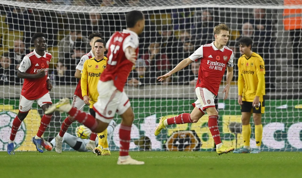 Odegaard chói sáng, Arsenal tiếp tục bay cao