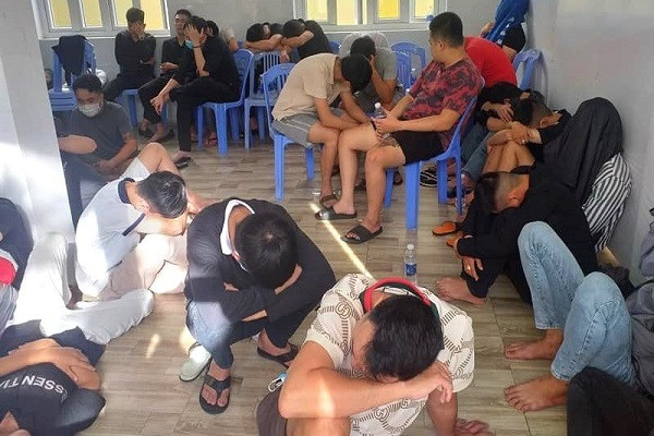 Bắt quả tang 70 nam nữ nghi dùng ma túy trong quán karaoke