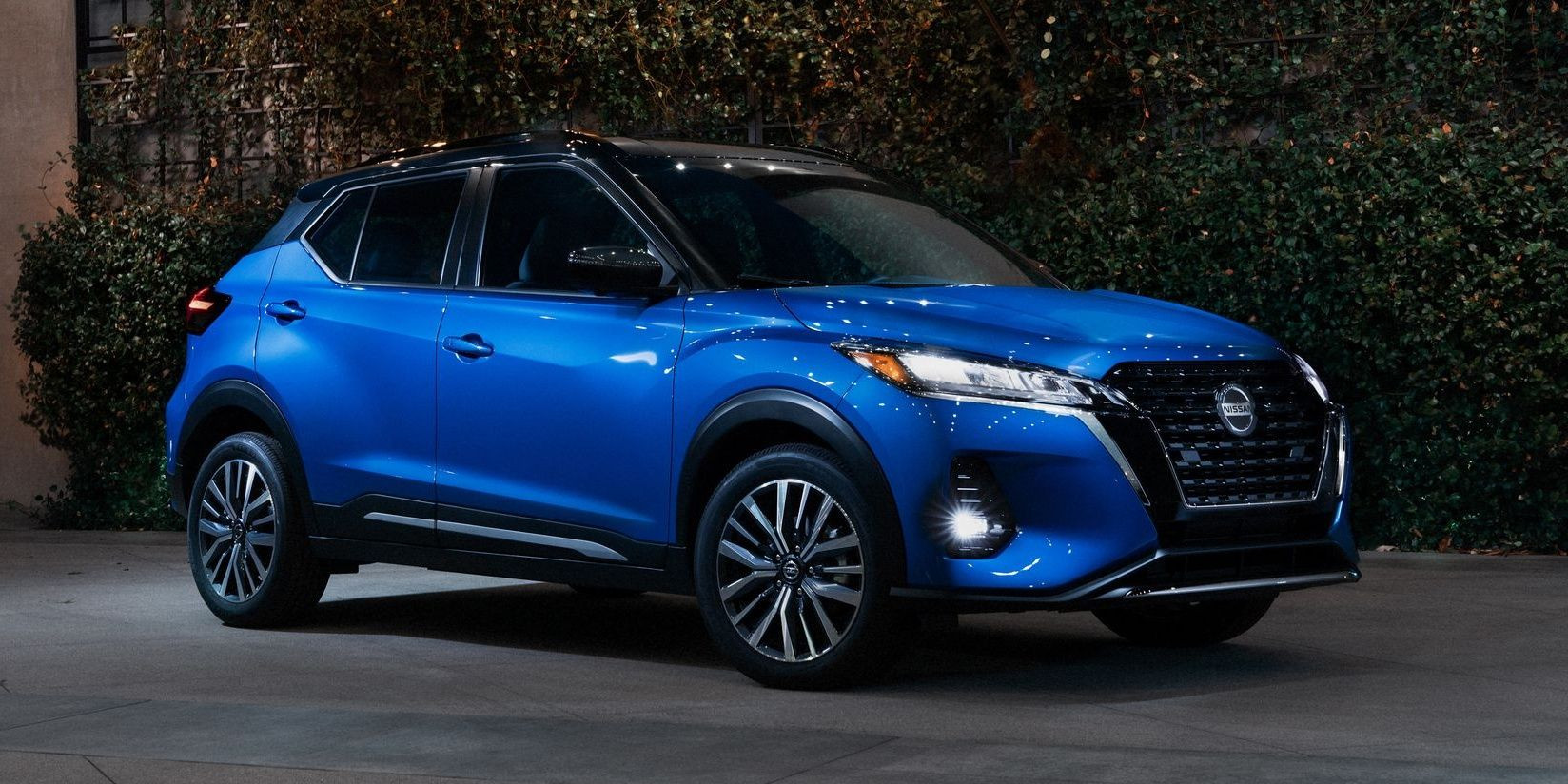 2022 Nissan Kicks at night