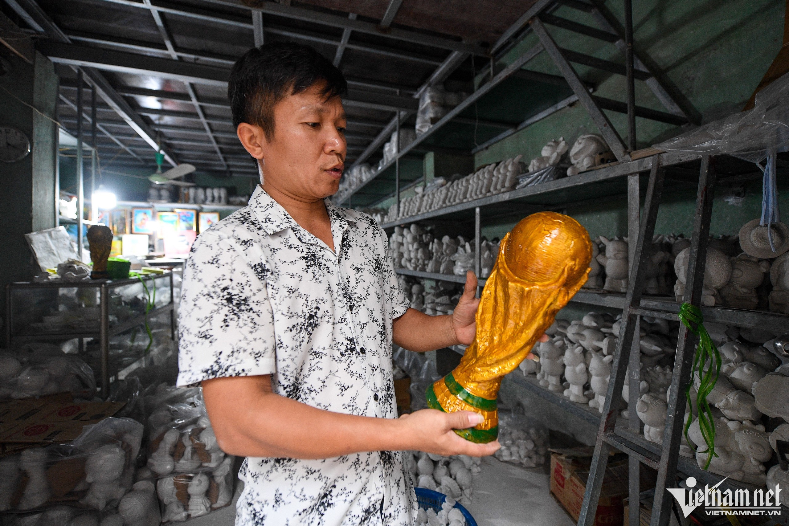 'Cup vàng thế giới' Qatar 2022 giá từ 70.000 đồng xuất hiện ở Hà Nội - Ảnh 11.
