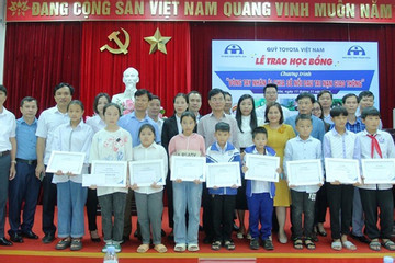 Quỹ Toyota Việt Nam trao 9 suất học bổng ‘Vòng tay nhân ái’ ở Thanh Hóa