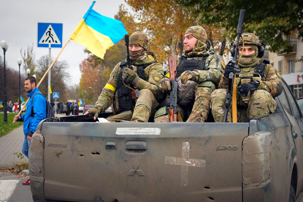 Moscow nói dụ lính Ukraine vào bãi mìn, Kiev tuyên bố tấn công khu lính Nga