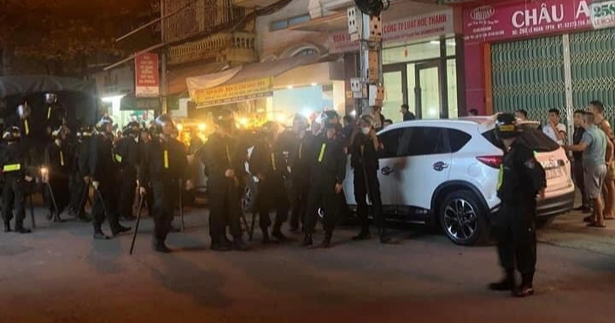 Cảnh sát khám xét nhà