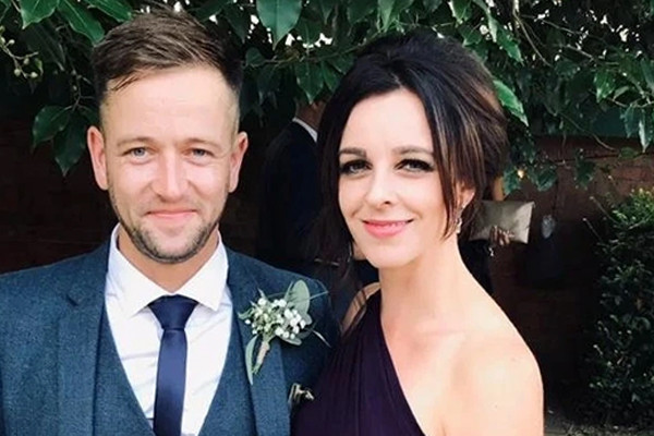 Chồng phát hiện vợ bị đột quỵ nhờ dấu hiệu nhỏ khi nằm trên giường