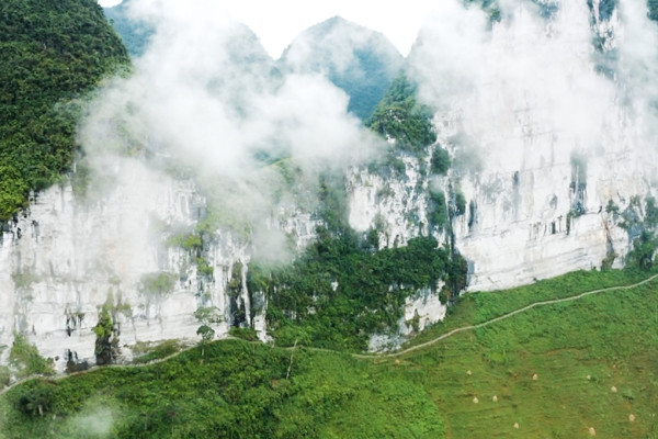 Đi bộ xuyên mây lên Vách đá Thần trên đỉnh đèo hiểm trở nhất Hà Giang