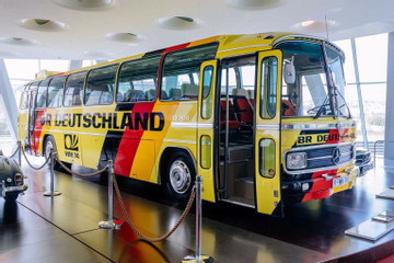 Dàn xe buýt Mercedes đầy sắc màu ấn tượng nhất lịch sử World Cup