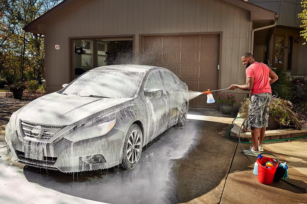 Tự rửa xe ô tô tại nhà, đừng làm các điều này để tránh tiền mất tật mang