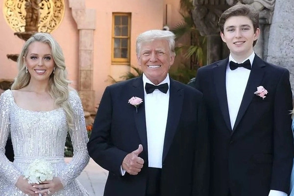 Barron Trump nổi bật trong đám cưới của chị gái