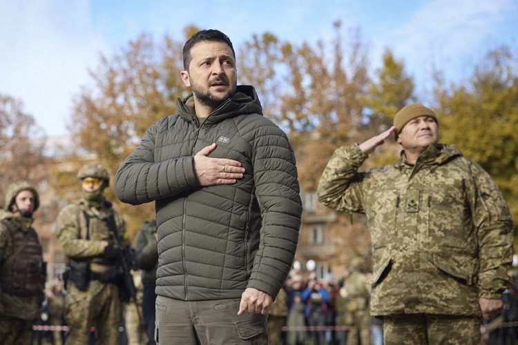 Ông Zelensky tới Kherson, Ukraine tái kiểm soát nhiều khu dân cư ở Luhansk