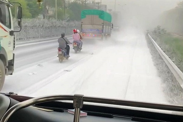 Đoạn đường phủ đầy bột trắng ở Hà Nội đã được rửa sạch