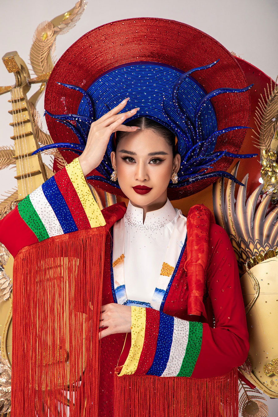 Chiêm ngưỡng bộ quốc phục ấn tượng của Á hậu Nguyễn Nga