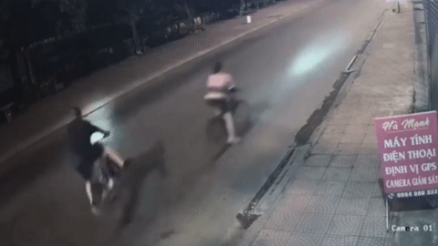 Người đàn ông đi xe đạp bị ô tô tông kinh hoàng trong đêm