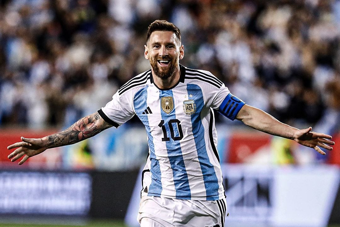 World Cup 2022 là giải đấu lớn nhất thế giới, và trong đội tuyển Argentina chắc chắn không thể thiếu được Messi - cái tên mà khi nhắc đến sẽ khiến người ta liên tưởng đến sự giỏi nhất. Hãy cùng xem hình ảnh của Messi trong màu áo đội tuyển này và cảm nhận sự hoàn hảo của một siêu sao bóng đá.