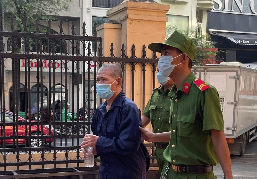 Phiên tòa đẫm nước mắt vụ cụ ông 70 tuổi đốt 3 căn nhà của các con ảnh 1