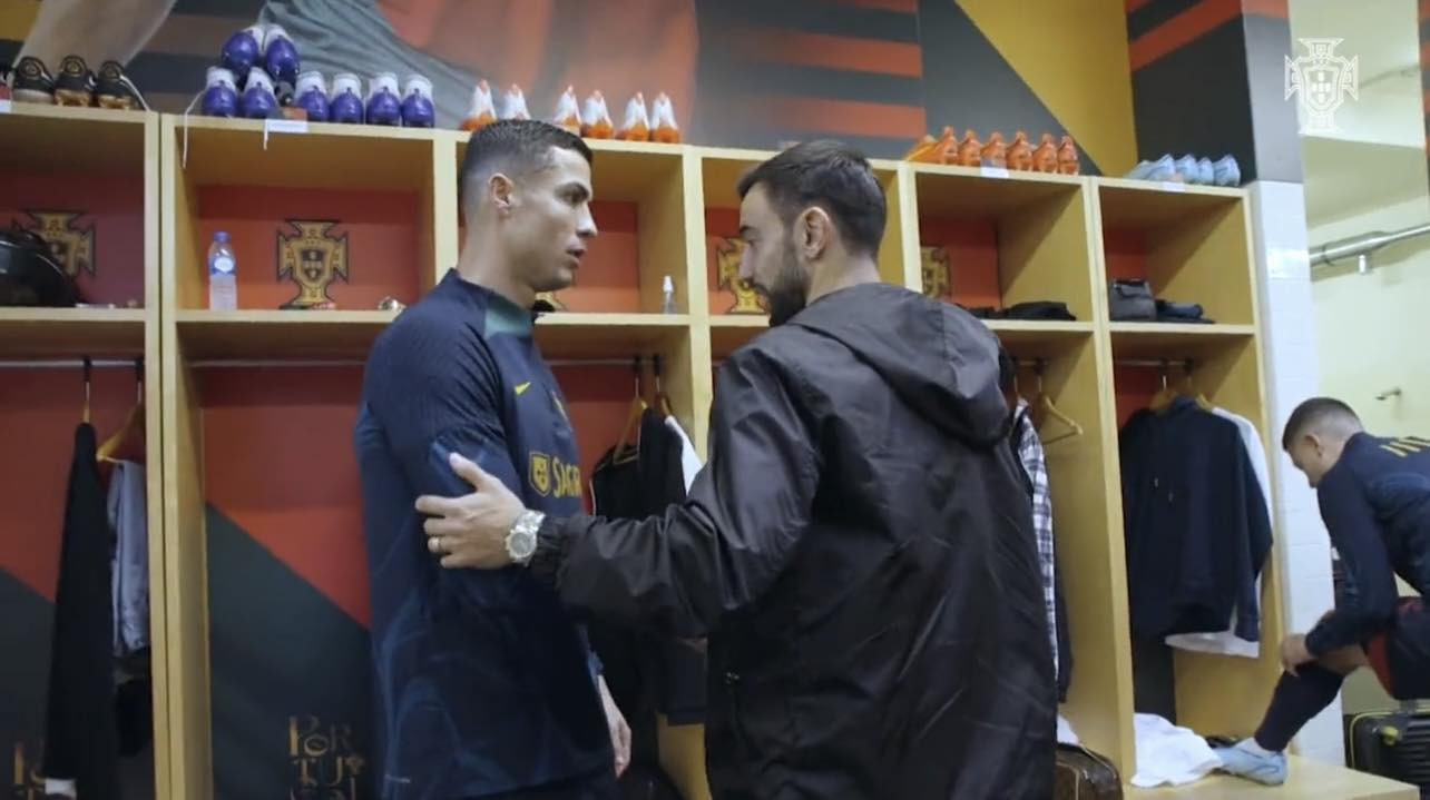 Bruno Fernandes 'thái độ' với Ronaldo, fan MU hả hê