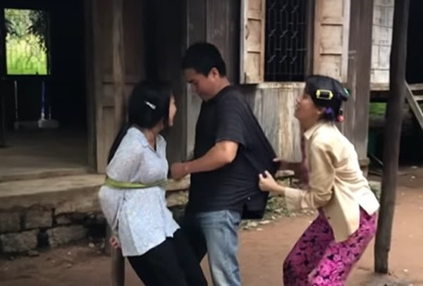 Hậu trường cảnh Loan bị anh trai trói, dọa thả trôi sông trong 'Mẹ rơm'