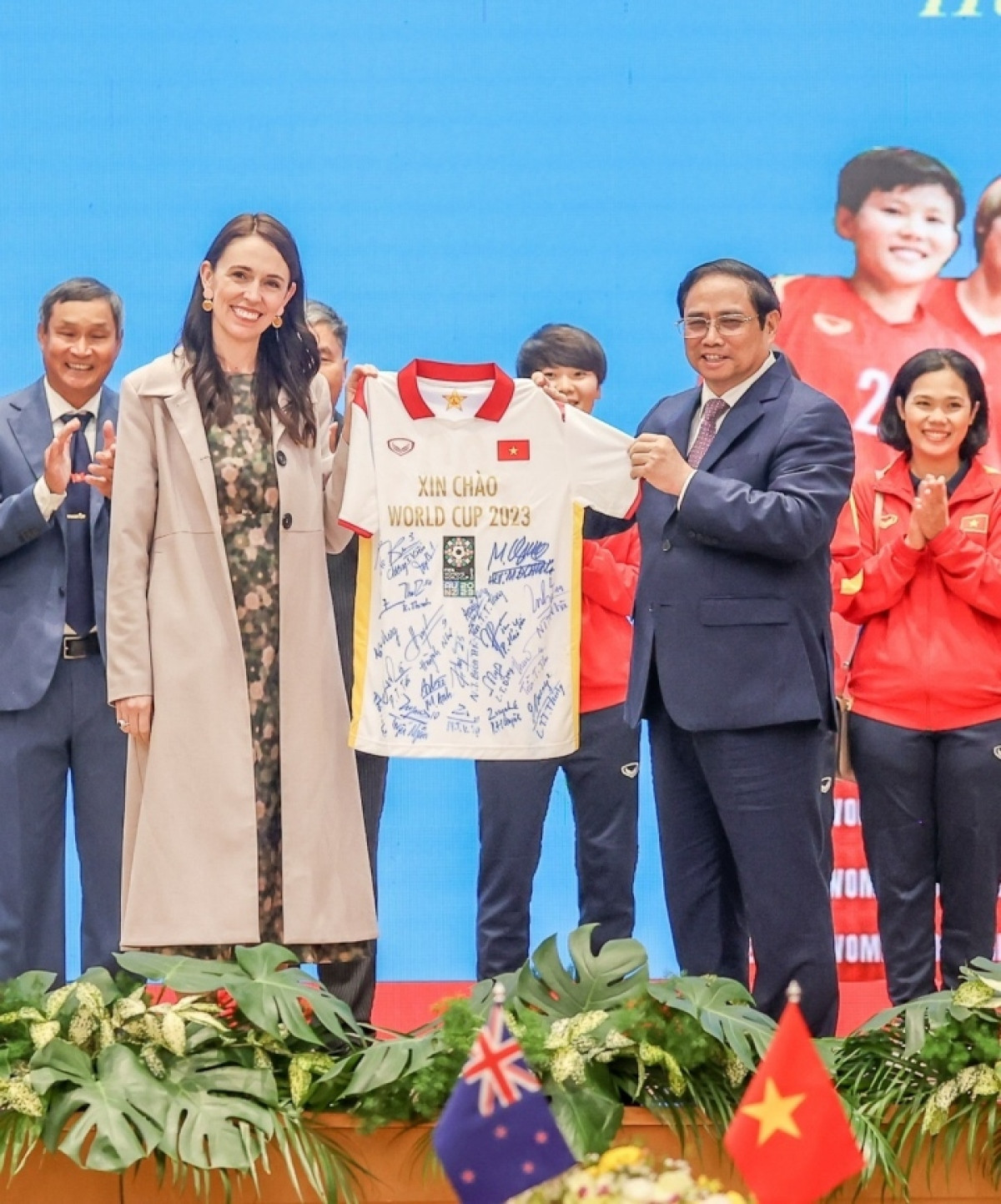 vietnamese and nz pms exchange women s national football shirts picture 1
