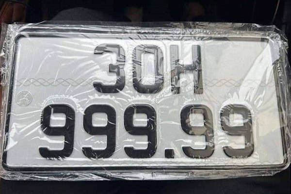 Người phụ nữ ở Hà Nội bấm được biển số 30H-999.99