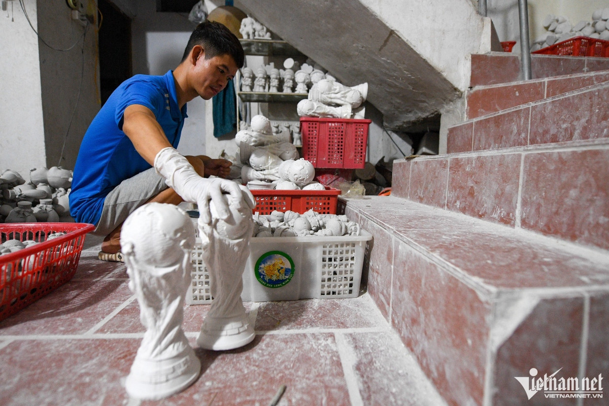 a look at the vietnamese world cup trophies picture 8