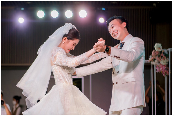 Chồng MC nổi tiếng khiêu vũ cùng hoa hậu Ngân Anh trong đám cưới