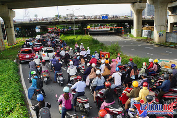 Cấm toàn bộ xe lưu thông dưới cầu vượt Nguyễn Hữu Cảnh trong 3 đêm