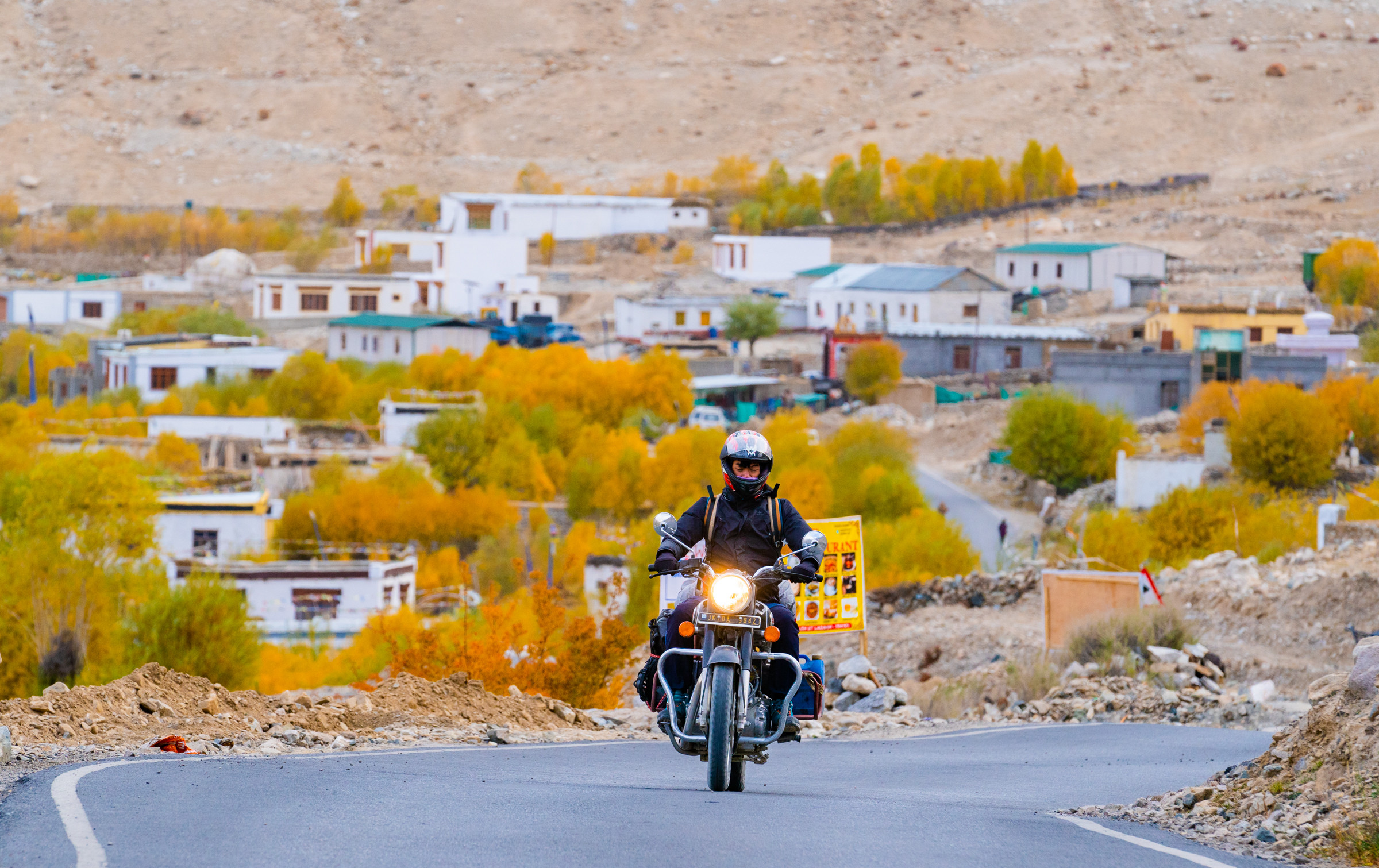 Chàng trai Việt phượt xe máy trên cung đường Ladakh đẹp hơn những giấc mơ