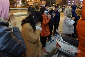 Người dân đứng ngoài cổng, ngồi xe máy dự lễ cầu an online ở chùa Phúc Khánh