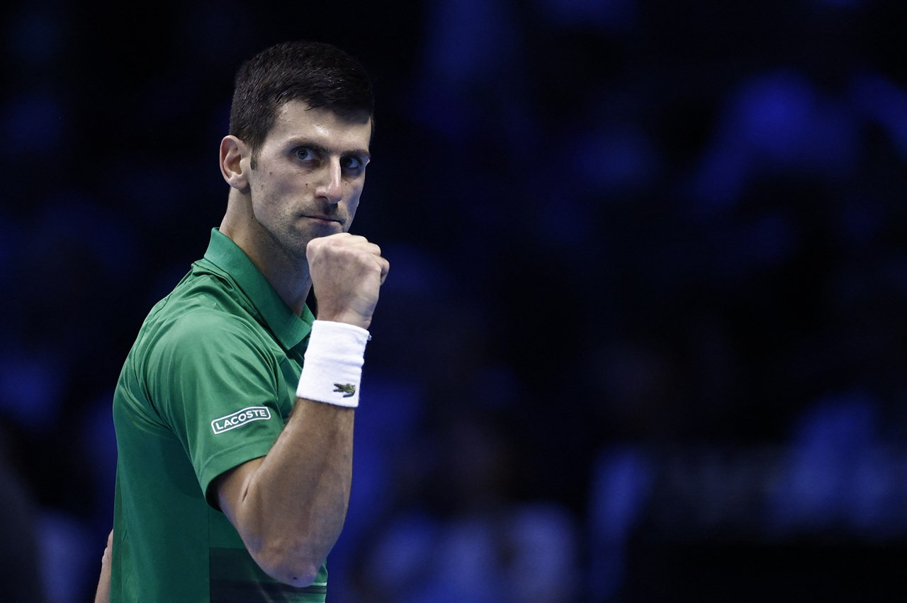Djokovic 'tốc hành' vào bán kết ATP Finals 2022