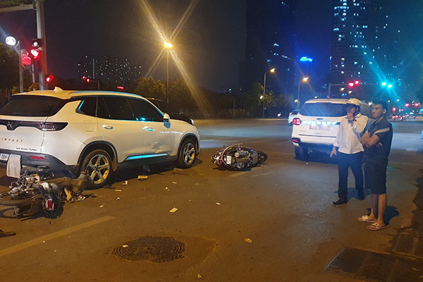 Ô tô tông hàng loạt xe máy đang dừng chờ đèn đỏ ở Hà Nội