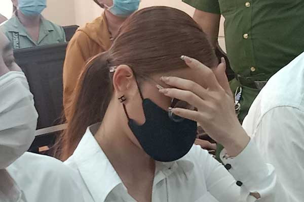 Hot girl livestream Trang 'Nemo' xin lỗi bị hại, tòa nghị án kéo dài