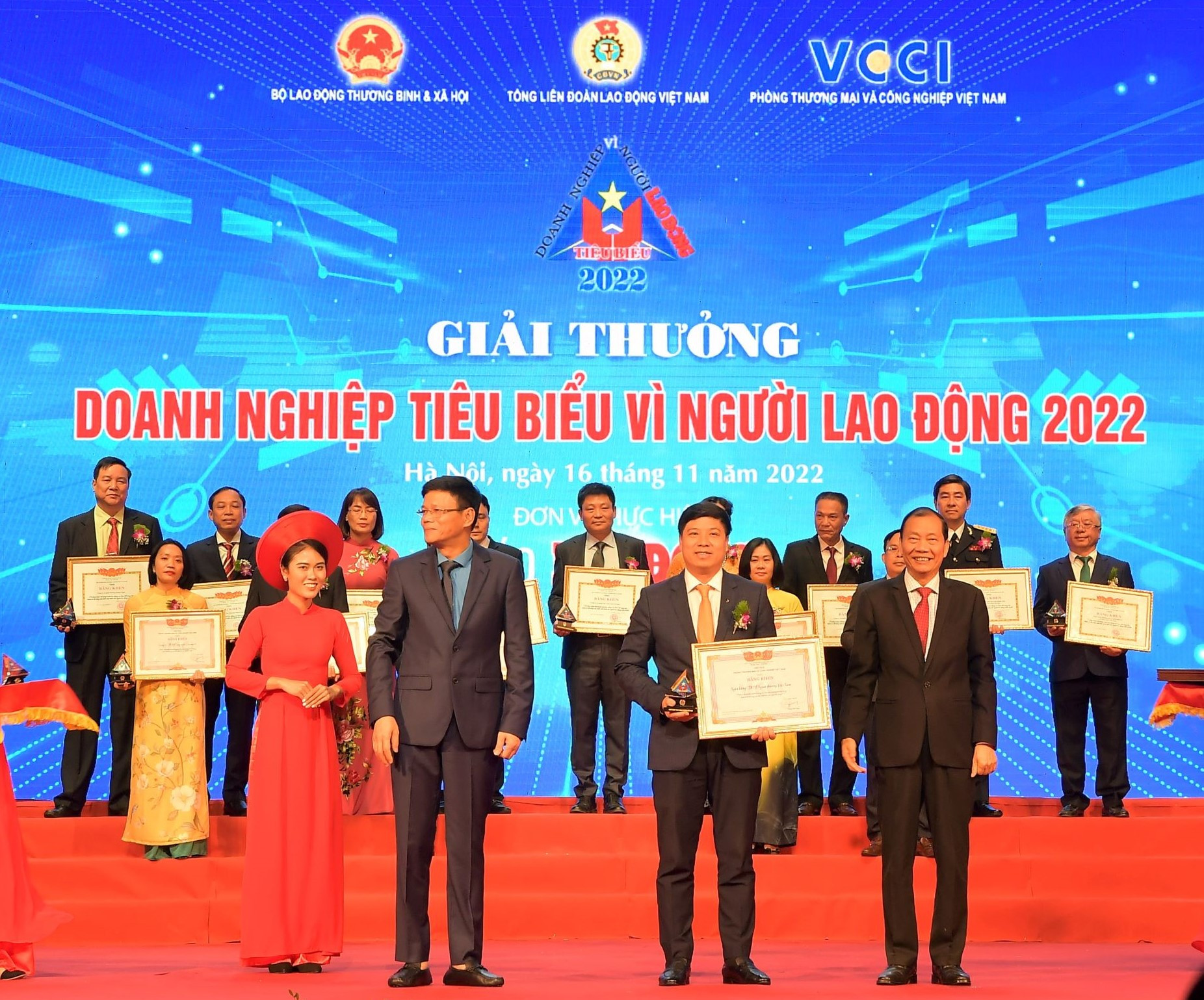 Vietcombank 3 năm liên tiếp nhận Giải thưởng Doanh nghiệp tiêu biểu vì người lao động
