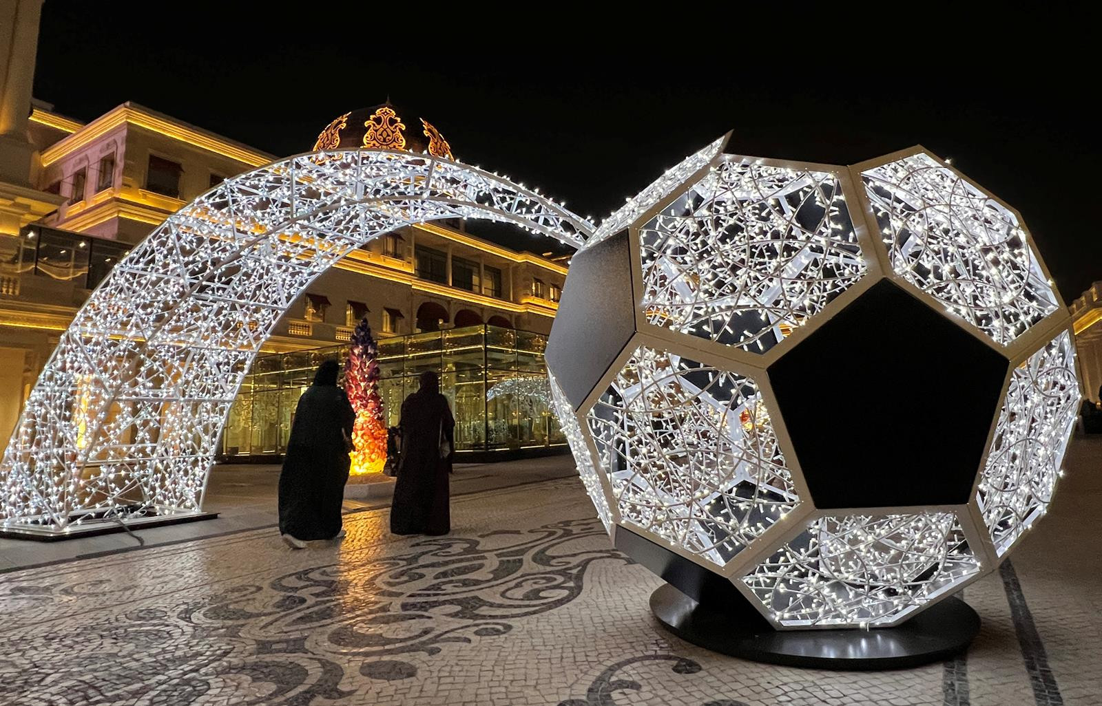 Mô hình trái bóng khổng lồ được chiếu sáng tại làng văn hóa Katara