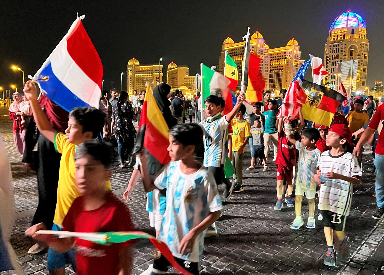 Một lễ hội với sự tham gia của nhiều em nhỏ chào đón World Cup tại làng văn hóa Katara
