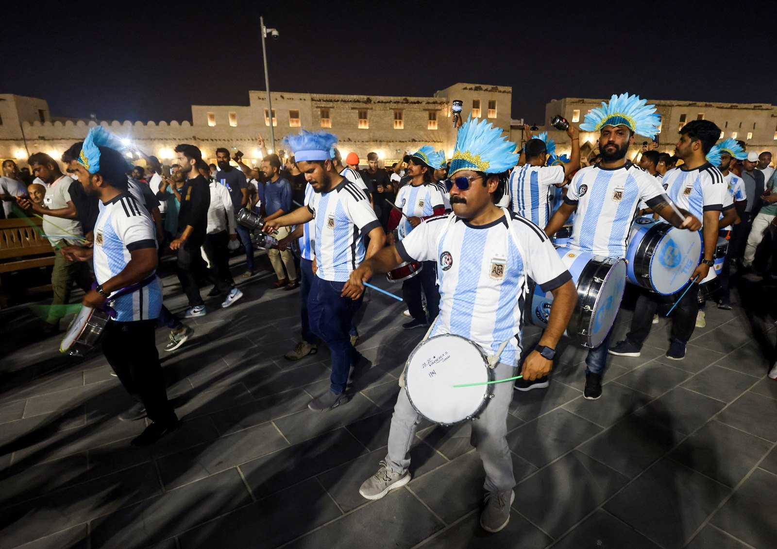Người hâm mộ Argentina nhảy múa với trống tại một khu du lịch nổi tiếng ở Souq Waqif