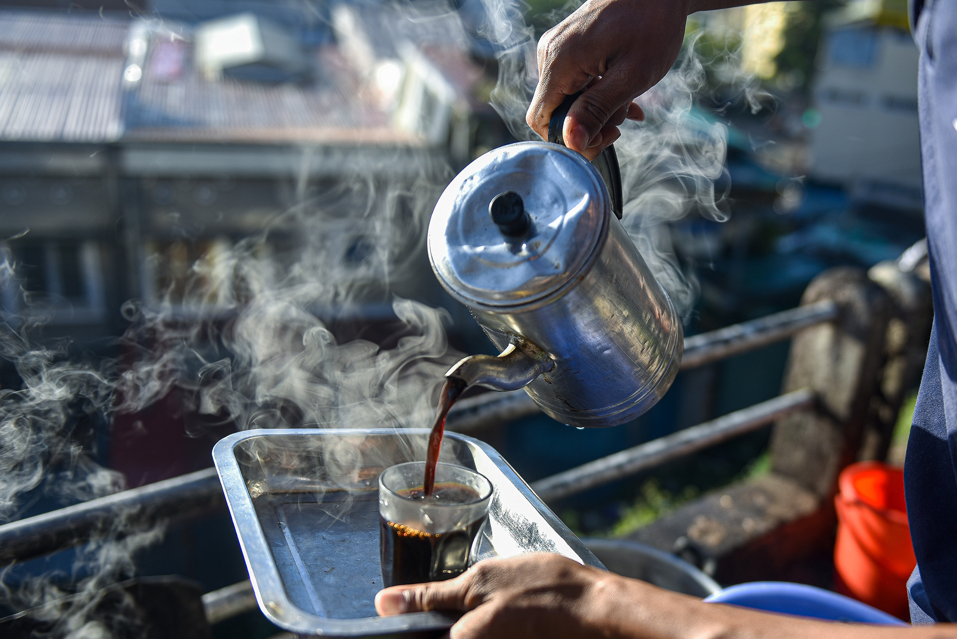 Trăm khách co ro vỉa hè, thưởng thức cà phê vợt siêu rẻ độc nhất ở Đà Lạt